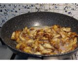 A picture of step 4 of Stir-Fried Pork Belly with Garlic and Chili.