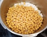 Foto del paso 2 de la receta: Garbanzos con calamares y patatas en olla rápida