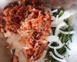 Hình bước làm 1 của món Bánh xèo kim chi kiểu Hàn