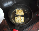 Foto del paso 1 de la receta: Filetes de merluza asada con ensalada