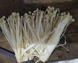 Foto langkah ke 1 dari resep Jamur enoki crispy.