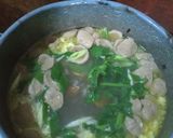 Foto langkah ke 4 dari resep Sop Kembang Kol & Bakso.