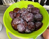 Une image de l'étape 1 de Gâteau aux prunes et fruits confits au rhum.