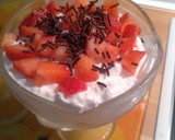 Foto del paso 3 de la receta: Copa de bizcocho con nata y fresas