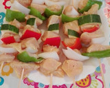 Foto del paso 2 de la receta: Brochetas de pollo