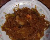 Foto langkah ke 7 dari resep Oseng so'un with bakso dan udang.