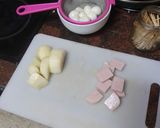 Foto del paso 1 de la receta: Tupper de ensalada con banderilla de pavo, mozzarella y pera