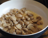 Foto del paso 2 de la receta: Chuletas horneadas con champiñones  al vino y mozzarella