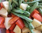 Gambar langkah 2 resipi Garlic Rosemary Roasted Chicken Breasts & Vegetables.