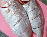 Foto del paso 1 de la receta: Besugos al horno con patatas, infusionados con aceite de tomillo
