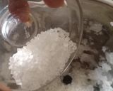 A picture of step 2 of Ice apple milkshake.