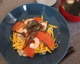 Foto del passaggio 11 della ricetta Chirashi sushi con frittata e gamberi (con le cose che ho trovato in frigo)