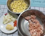Foto langkah ke 1 dari resep Tumis Ayam Kentang Yummy.