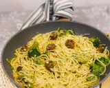 Egyserpenyős kolbászos-brokkolis carbonara spagetti recept fázis 8 fotója