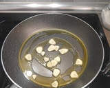 Foto del paso 2 de la receta: Bonito encebollado con langostinos y patatas