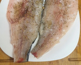 Foto del paso 2 de la receta: Lubina a la plancha con hierbas provenzales y limón
