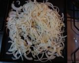 Foto del paso 4 de la receta: Bifes a la plancha de hierro y nidos de cebolla con papas a la española (versión propia)