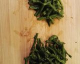 Foto del passaggio 2 della ricetta Risotto agli asparagi selvatici