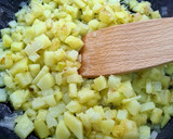 Foto del paso 1 de la receta: Tortilla de patata rellena de jamón y queso