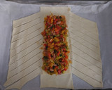 Foto del paso 4 de la receta: Trenza de hojaldre rellena de verduras, bacon y queso