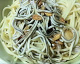 Foto del paso 3 de la receta: Espaguetis con gulas, ajo y guindilla