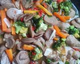 Foto langkah ke 5 dari resep Tumis Brokoli Wortel Bakso.