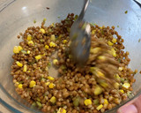 Foto del paso 4 de la receta: Ensalada de lentejas, papaya, huevo, langostinos y el aliño de sus cabezas