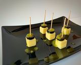 Foto del paso 6 de la receta: Aperitivo de queso y aceitunas negras (con vinagreta de albahaca)
