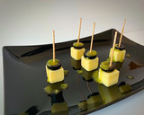 Foto del paso 6 de la receta: Aperitivo de queso y aceitunas negras (con vinagreta de albahaca)