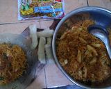 Foto langkah ke 8 dari resep Mie Goreng Wortel & Fishroll (Mie Instan jd Spesial).