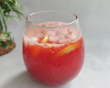 Foto langkah ke 3 dari resep Strawberry Sparkling Lemonade.