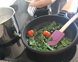Foto del paso 7 de la receta: Tortellinis en salsa con tomate y espinacas