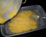Foto del paso 2 de la receta: Cuadrados de polenta al horno con salsa  de tomate y arvejas