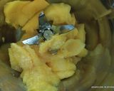 A picture of step 2 of Mango shake.
