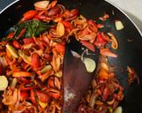 Foto langkah ke 4 dari resep Oseng Kulit Melinjo Merah.