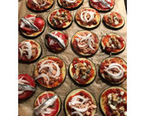 Foto del paso 4 de la receta: Mini pizzas en base de berenjena 🍆
