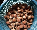 Foto langkah ke 1 dari resep Kerang Asam Manis Sederhana.