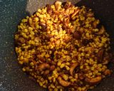 صورة لخطوة 3 من وصفة ارز مع الفطر والذرة والزبيب طعم روعة 😊😋
