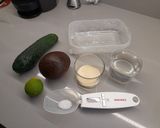 Foto del paso 1 de la receta: Cubos de aguacate con pepino y lima, huevas y hojita albahaca