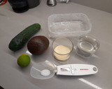 Foto del paso 1 de la receta: Cubos de aguacate con pepino y lima, huevas y hojita albahaca