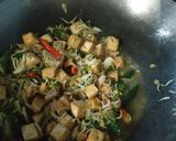 Foto langkah ke 4 dari resep Tumis Tauge Tahu Ikan Asin.