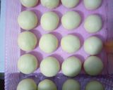 Foto langkah ke 4 dari resep Donat Maizena keju & seres.