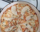 Foto del paso 3 de la receta: Pizza de pera y queso azul