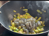 Espaguetis con puerro y langostinos