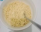 Foto langkah ke 3 dari resep Omelette Mie kriuk.