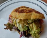 Foto del paso 13 de la receta: Arepa🫓 rellena de berenjena🍆 ahumada, vegetales🧅🍅🥙 y aderezo🤔