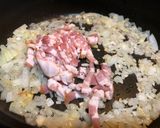 Hình bước làm 3 của món Lạ Miệng Với Bacon, Khoai Tây, Trứng, Phô Mai, Cà Chua và Các Loại Lá Thơm Của Ý