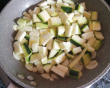 Foto del paso 2 de la receta: Tortilla de ajetes, calabacín y seta de cultivo