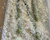 Foto del paso 3 de la receta: Espárragos verdes al horno con crujiente de parmesano
