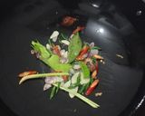 Foto langkah ke 2 dari resep Oseng Kerang Pedas Manis.